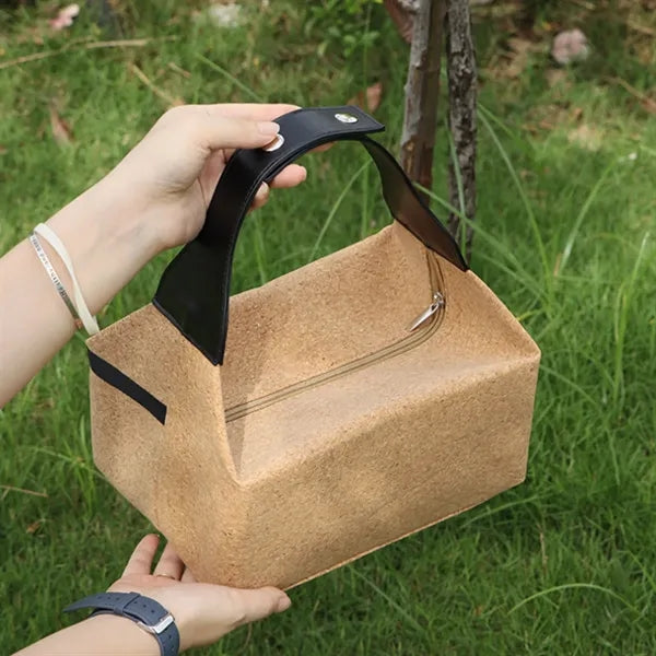Eco friendly wood texture lunch bag with leather handle idea